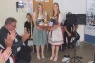 2 Frauen halten einen Geschenkkorb